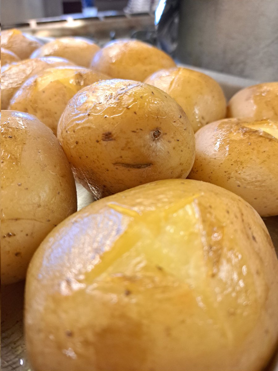 chelle_t1983's tweet photo. When even your jacket potatoes have that friday feeling 😀😀 #teamlordsgate @Juliehorrocks3 @mellorscatering https://t.co/xPPN6OewxU