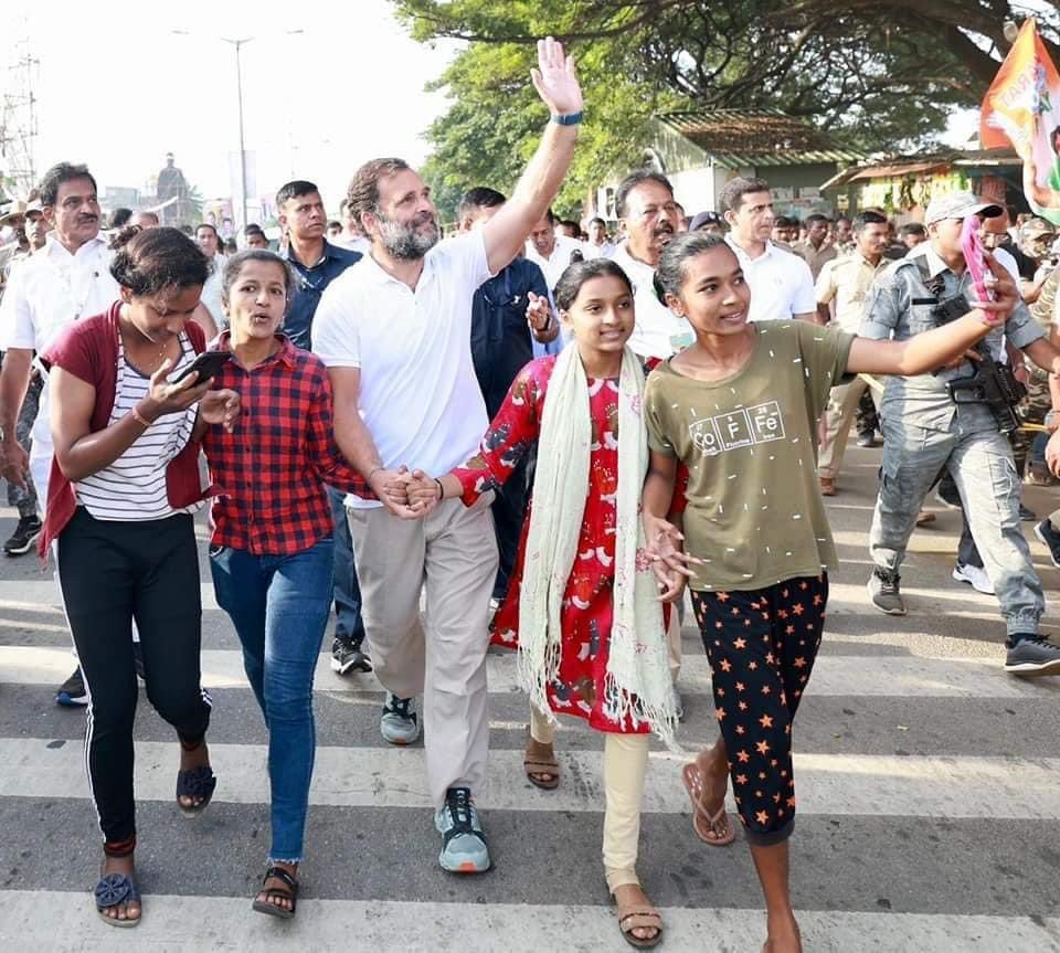 AmitaBhushan1's tweet photo. कर्नाटक क़े मांड्या में #BharatJodoYatra क़े दौरान मिला ये स्नेह,प्यार और आशीर्वाद दुनिया जीतने क़े बराबर है। https://t.co/MXxPA1xPtk