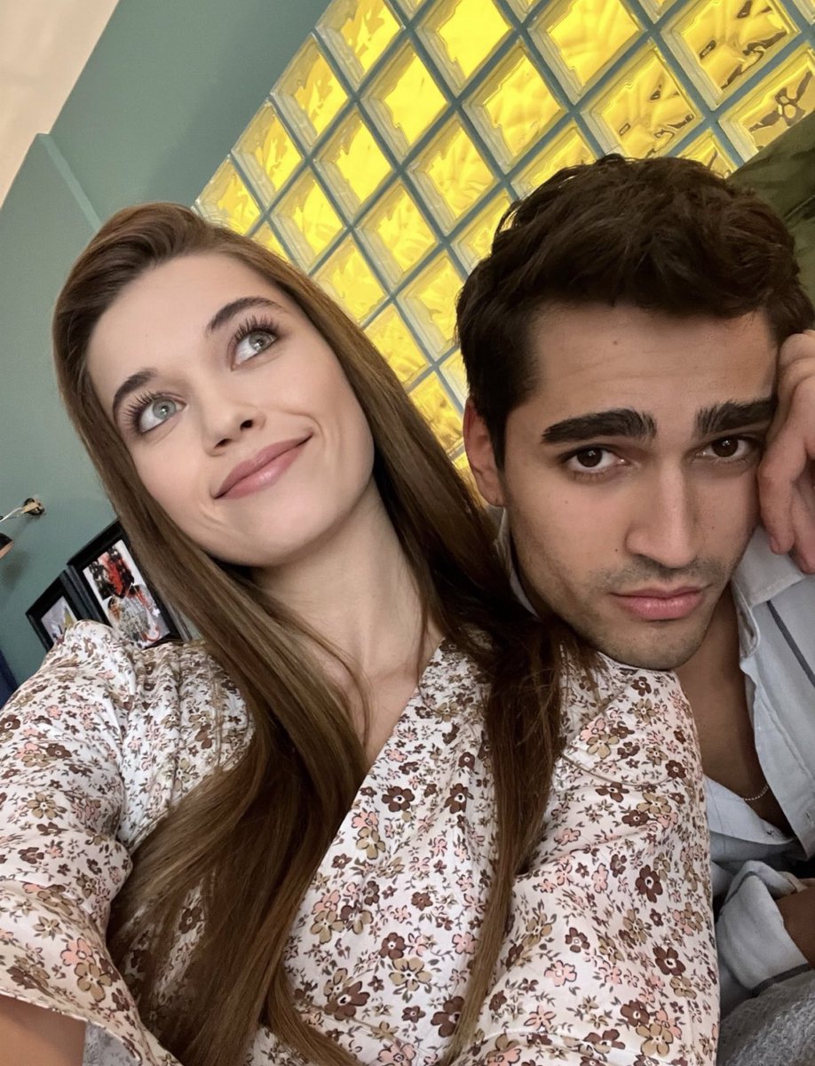 aboutsaracoglu's tweet photo. #AfraSaraçoğlu
“Yeni bölümü bekliyoruz ���” notuyla twitter hesabında Mert Ramazan Demir ile selfie paylaştı.
#YalıÇapkını https://t.co/7Gq2nEqxEn
