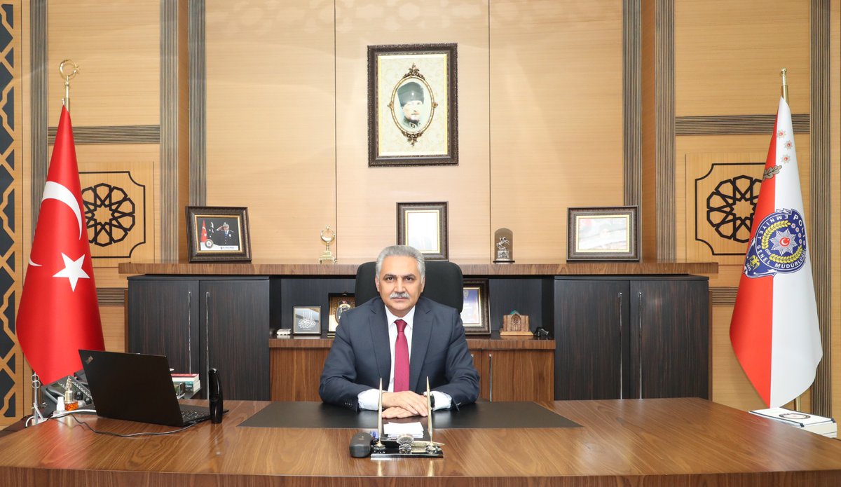 SamsunEmniyeti's tweet photo. HUZURLU VE GÜVENLİ ŞEHİR SAMSUN
İl Emniyet Müdürümüz Sayın Dr. Ömer URHAL; kamu düzeninin ve genel asayişin sağlanması, halkımızın can ve mal güvenliğinin temini, suç işleme hazırlığında olan şahısların caydırılması, 
 @EmniyetGM @asayisdairebsk @NarkotiksmDB @KomDaire https://t.co/a2ft8osco0