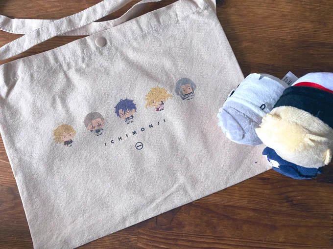 サコッシュも届いた。もう少し色濃くしても良かったな〜と思いつつ可愛いので良い 