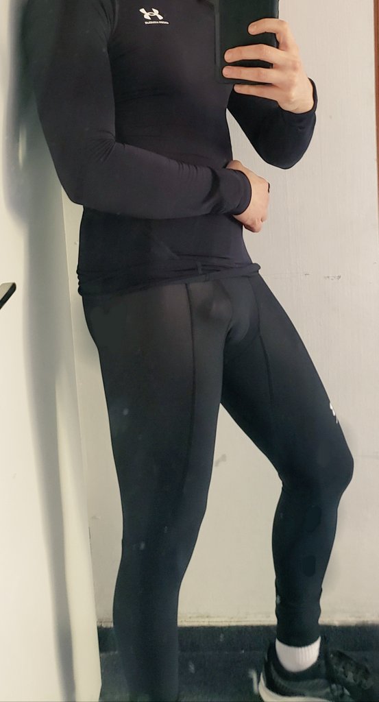 HiddenGem4Real's tweet photo. The moment you realize that the sides of the workout pants you bought are transparent 🍆

#freeballing #gay #sexy #dickslip #dickprint #vpl #noundies #freeBALLer #workout #bulge #workhardplayhard #TightPants #transparentpants https://t.co/zTHCV2G7Hl