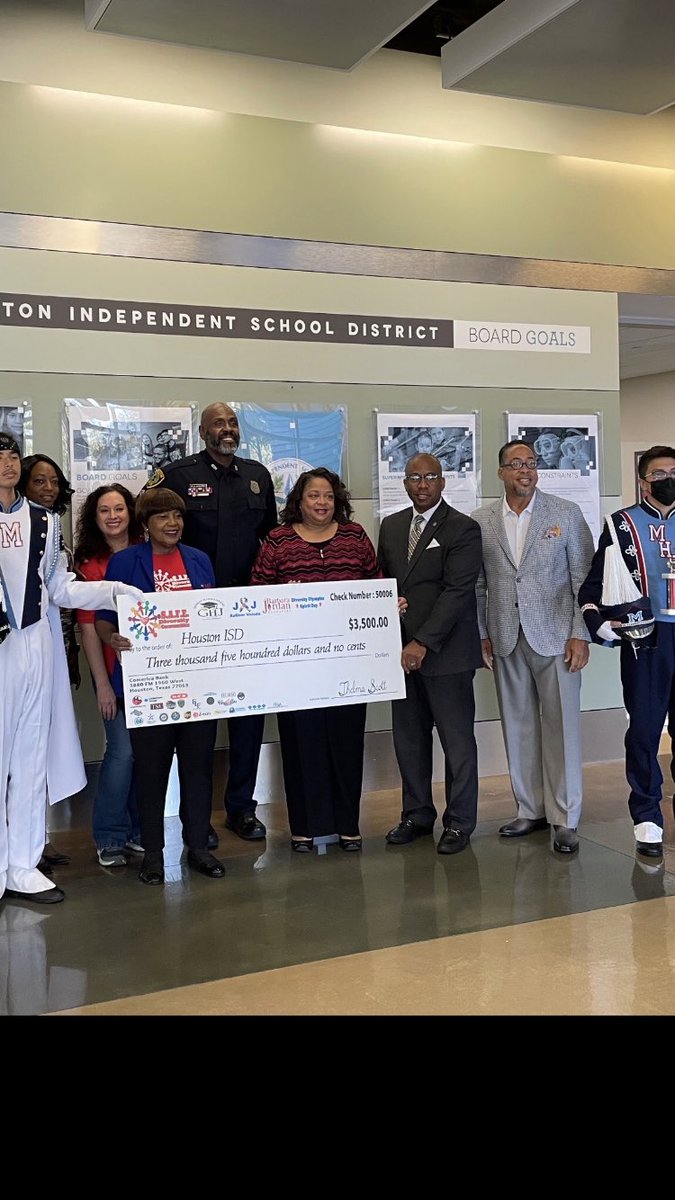 RaulCollins16's tweet photo. Huge shoutout to @HISDSupe and Mrs House! He with only being here 20 days met with us and supported our community partners as busy as he is @TeamHISD @houstonpolice allowing me to create and spread #RelationalPolicing #SafeDiversity #GHPAL #GREAT #Peers2peers #CommunityBuilding https://t.co/2SE3I1xWOs