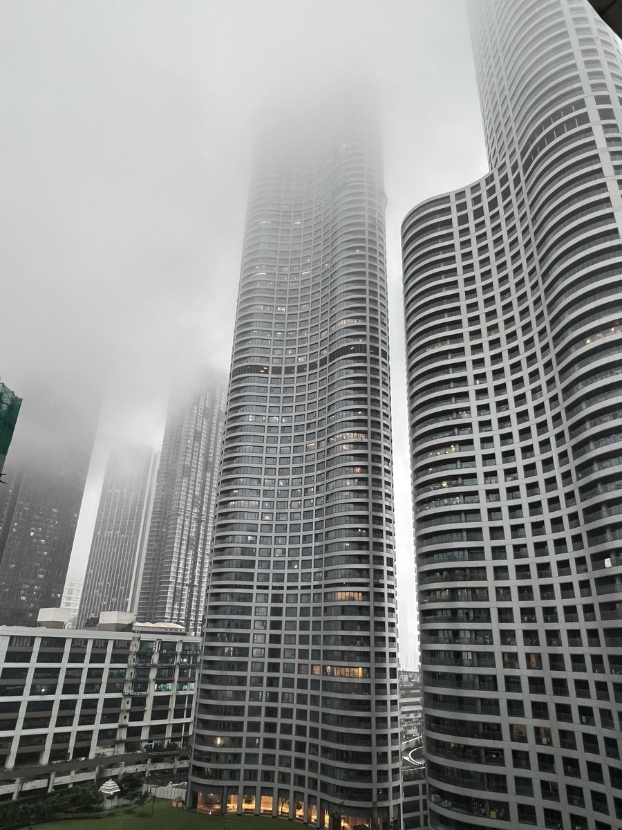 kmphclub_india's tweet photo. Buildings are disappearing!! 
So close to a total blackout due to Mumbai rains.

#mumbai #Rains #heavyrain #mumbairains #friday #weather #cloudy https://t.co/NJ4voe0wC3