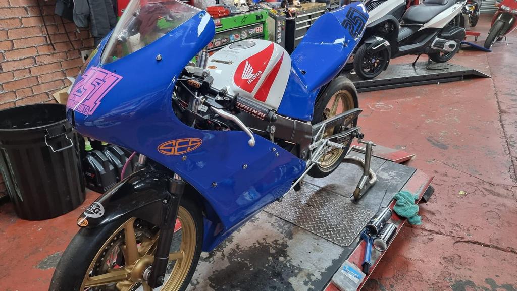 SESRaceProducts's tweet photo. Honda CBR125 Race Rearsets now available and already on the track performing great.
#HONDA #CBR125 #Freetechstreetstock #hondacbr #CBR @whiltonmill https://t.co/p6tlzdaWMc