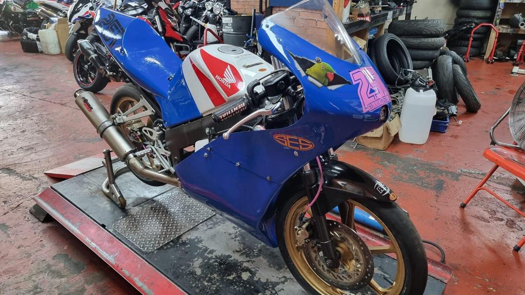 SESRaceProducts's tweet photo. Honda CBR125 Race Rearsets now available and already on the track performing great.
#HONDA #CBR125 #Freetechstreetstock #hondacbr #CBR @whiltonmill https://t.co/p6tlzdaWMc