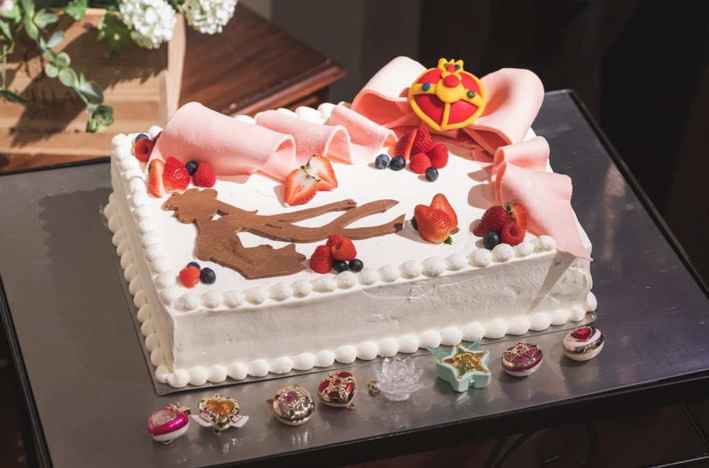 mercury6864's tweet photo. 結婚式のデータきました❤️
とりあえずウェディングドレスから…
ドレスは一目惚れ🥹🥹
ブーケも叔母と作ったよ☺️💐
ケーキはもちろんセーラームーン！！
式場の方が頑張ってくれました🌙🤍🏹  ̖́- https://t.co/9JLvk4i1oU