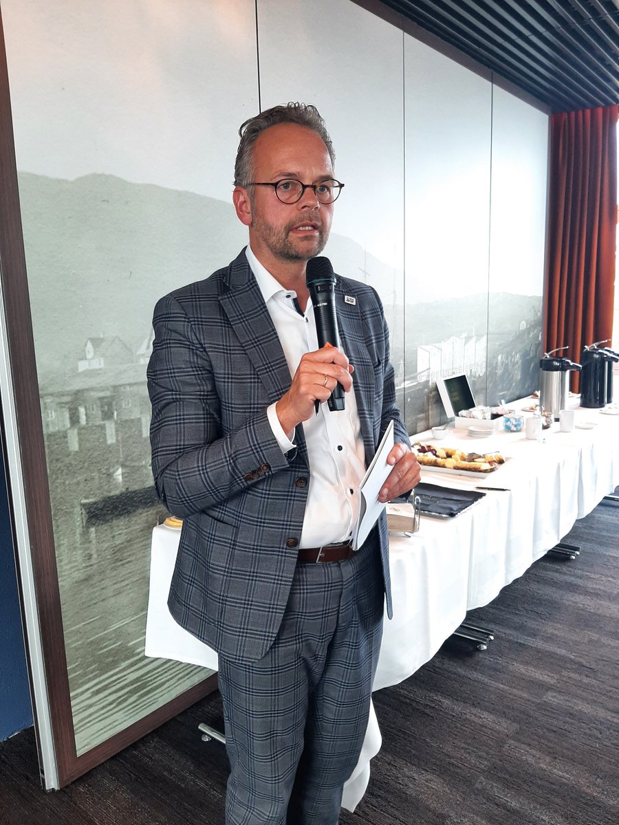 KIMO's vice-voorzitter Jacco Knape presenteerde tijdens de internationale KIMO ledenbijeenkomst op Faroer, de Nederlandse inspanningen om rivierafval aan te pakken met Bubble Barrier in Katwijk als aansprekend voorbeeld. Goede sfeer &amp; kansen voor internationale gem. samenwerking.