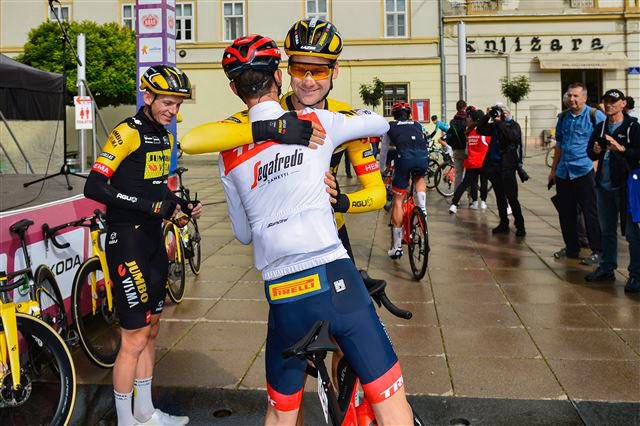 TolhoekAntwan's tweet photo. Na de kermis koers afgelopen woensdag in Zele 🇧🇪 terug in Italië 🇮🇹 voor @Il_Lombardia 🤩! Een van de mooiste en zwaarste koersen van t jaar , daarna gelukkig ook nog present in @Japancup_ofc 15 en 16 oktober @TrekSegafredo https://t.co/7nrUWZZDf0