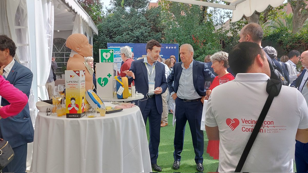 vecinos_con's tweet photo. Continuamos disfrutando de un cóctel maravilloso en compañía de los #afcolegiados @CAFMadrid #eventosconcorazon https://t.co/NSztiuGTKX
