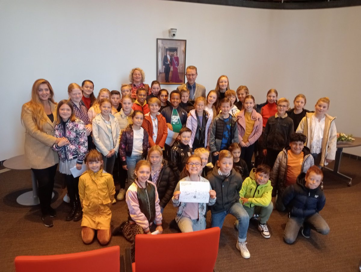 JrgenSchiphorst's tweet photo. Burgemeesters ontbijt Borne 2022 met @BgmPierik en groep 6a &amp; 6b van basisschool De Wheele. Een goede gezonde start van de dag! 

Iedereen bedankt die een bijdrage heeft geleverd aan dit ontbijt, het was een gezellige ochtend 👍
@Schoolontbijt https://t.co/TxXIHJw18s