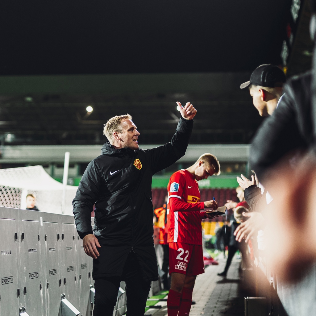 FCNordsjaelland's tweet photo. Når vi lørdag går på banen mod de forsvarende mestre fra FC København, så bliver det for at angribe kampen fra start 🔴🟡 🔥
Sådan lyder udmeldingen fra assistenttræner Johannes Hoff Thorup. Læs hele optakten med vores assistenttræner lige her 🔻
🔗https://t.co/jISqegILvr https://t.co/rM1DC0kEmf
