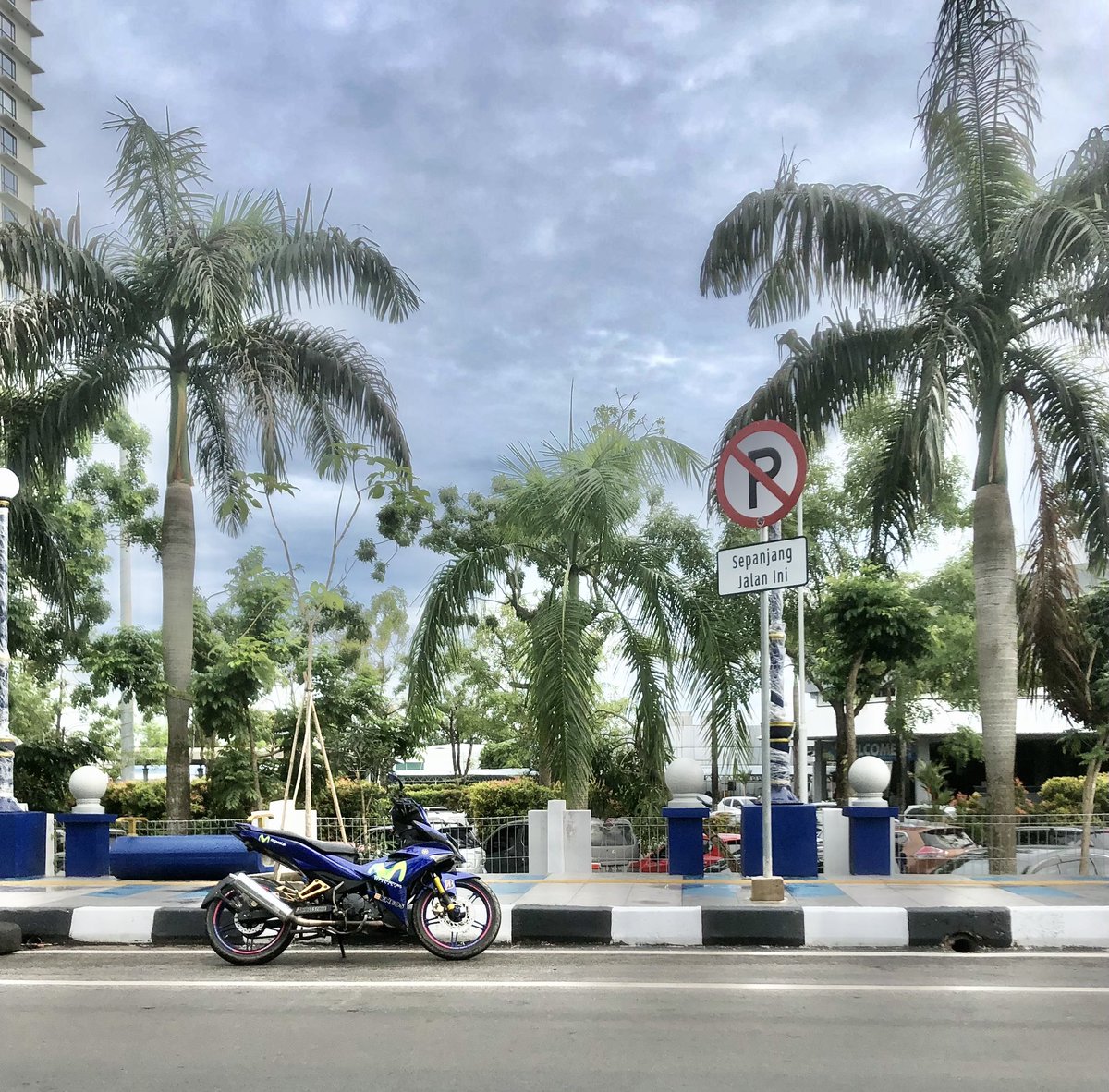 Di sepanjang jalan depan Pelabuhan Ferry Batam Centre terdapat beberapa rambu “P Coret” terpasang, tapi banyak kendaraan yg parkir di situ, padahal lokasinya tidak jauh dari kantor <a href="/BatamPolsek/">PolsekBatamKota</a>