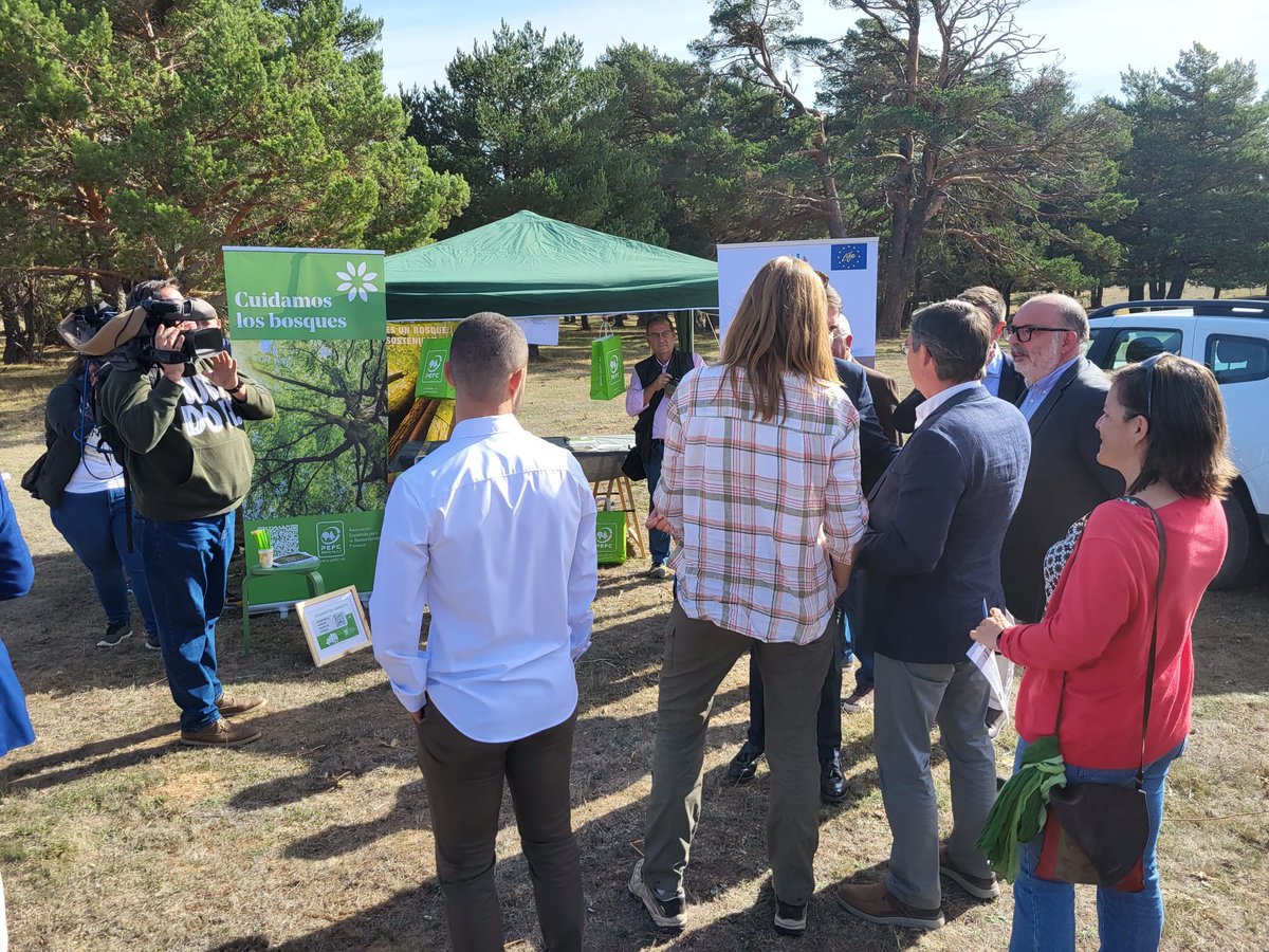 PEFCSpain's tweet photo. Estamos en #CABFOREST, #FeriaForestal en Comarca Pinares Soria-Burgos en Cabrejas del Pinar, para hablar sobre beneficios de la #CertificaciónPEFC y cómo entre todos #CuidamoslosBosques gestionando el territorio y aprovechando sus recursos bajo criterios de sostenibilidad #PEFC https://t.co/mmB0ydCnl6