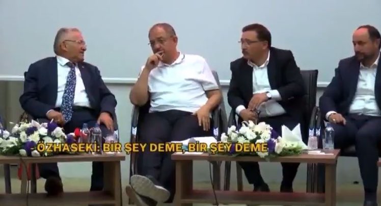 darkwebhaber's tweet photo. Mikrofon açık kaldı, AKP'li Özhaseki'nin vatandaşın sorununu dinleyen belediye başkanına uyarısı duyuldu: "Br şey deme, he de geç" https://t.co/3TIAZLCZE7