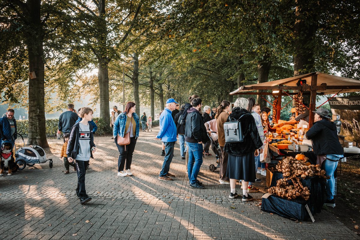 Stad_Antwerpen's tweet photo. Nog geen plannen morgen? Kom naar #Ecodroom in het #Rivierenhof. 🌳🌿 Een gezellige markt met heerlijk eten, duurzame producten, rommelmarkt, workshops, repair-café en veel meer. ▶ https://t.co/rZrucLDGzO https://t.co/BgvoedWmc3