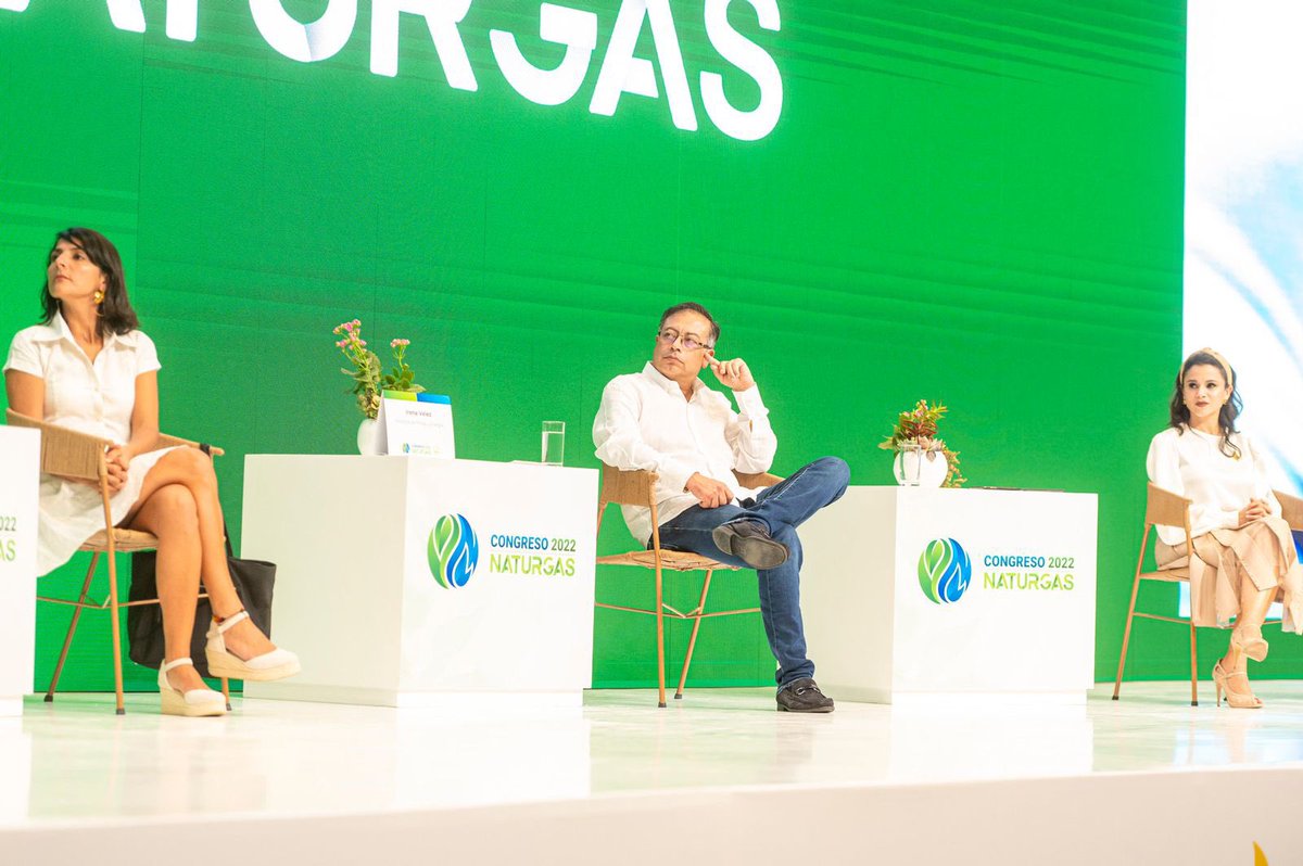 luzstellamurgas's tweet photo. Presidente @petrogustavo, Ministra @IreneVelezT, ustedes escucharon al sector del Gas Natural. Gracias por atender nuestra solicitud, cuente con nosotros, seremos aliados en la transición energética y en la lucha contra la pobreza. https://t.co/HRmty40ghD