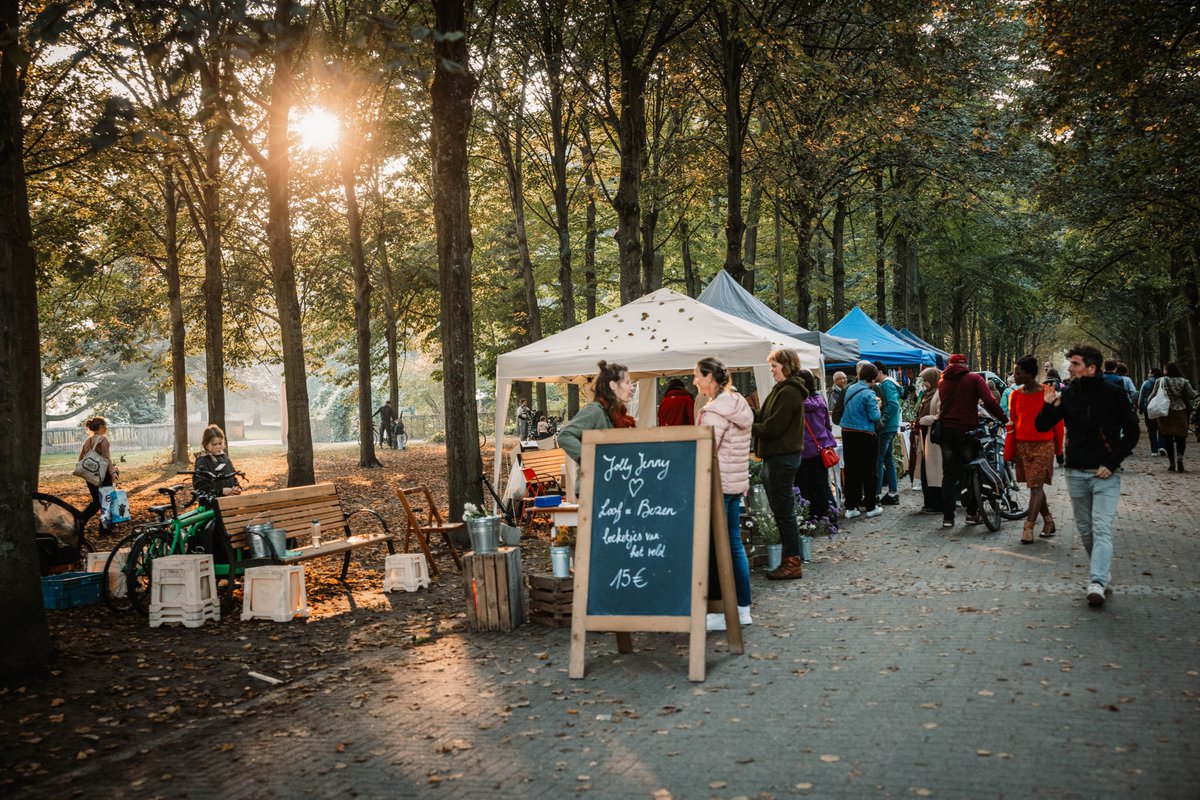 Stad_Antwerpen's tweet photo. Nog geen plannen morgen? Kom naar #Ecodroom in het #Rivierenhof. 🌳🌿 Een gezellige markt met heerlijk eten, duurzame producten, rommelmarkt, workshops, repair-café en veel meer. ▶ https://t.co/rZrucLDGzO https://t.co/BgvoedWmc3