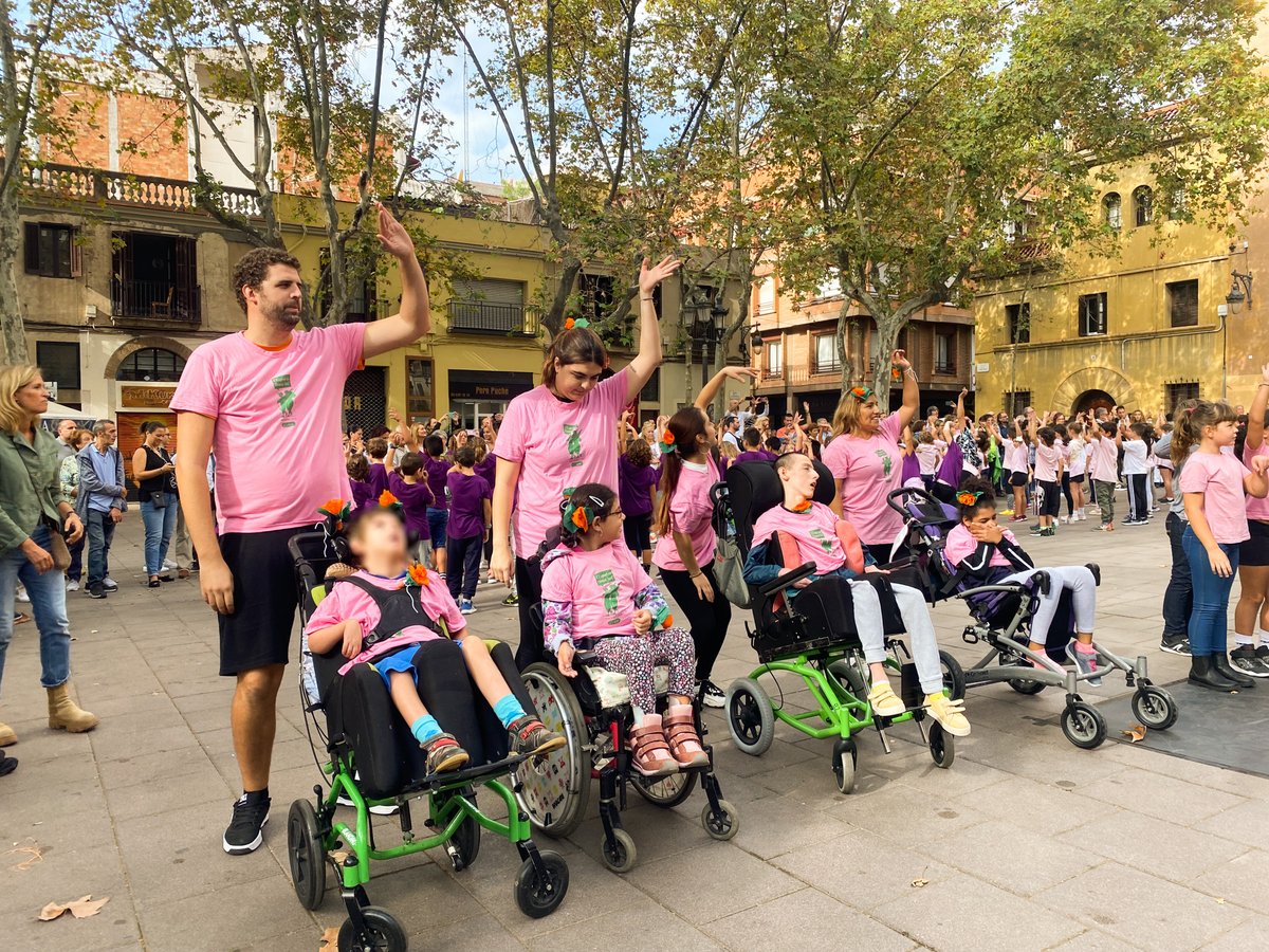 AEsclat's tweet photo. A les Corts, estan de Festa Major! Els alumnes de l'escola Esclat van participar a 'L'Escola Dansa per la Festa Major' organitzat pel @se_lescorts! S'ho van passar d'allò més bé! 😊
#somEsclat #construintinclusió #EscolaEsclat #inclusió #fmlescorts #dansainclusiva @BCN_LesCorts https://t.co/snwsS3zvvI