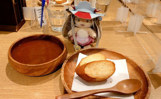 私は『抗えないスープ』とファプタのドリンクを頼んだよ。池袋で水もどきを飲んでしまったけど発症の心配がなくなったよ!このナナチのマスコット、青ナナチで出ないかな…ってずっと思ってる。#マチアソビカフェ#メイドインアビスカフェ#メイドインアビス 