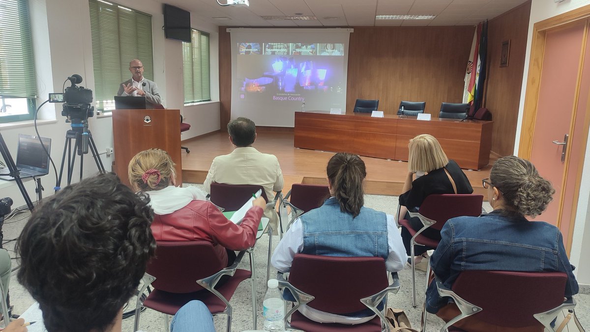 Terminamos la jornada "Territorios Inteligentes, con el director de <a href="/tecnalia/">TECNALIA</a> en Andalucía, Gerardo Jiménez Díaz, que nos habla sobre #competitividad. Ahora abriremos un turno de preguntas. ¡Participa! 👉🏽 youtu.be/AYFk0ATx-Ew