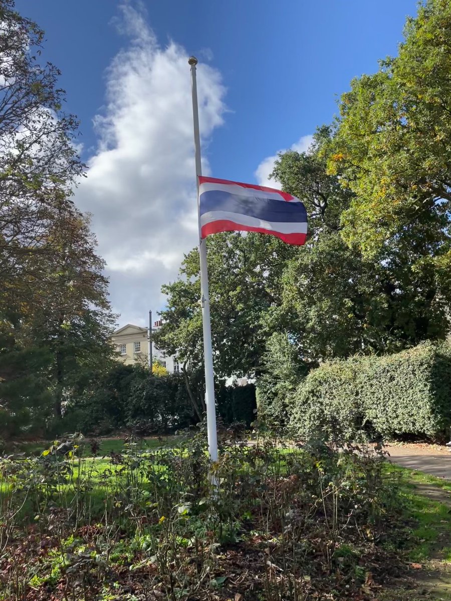 Sad to have the flag of #Thailand at half mast in St Peters Sq #W6 – our thoughts are with the parents and all others affected by the nursery massacre in #NaKlang #ThailandMassacre