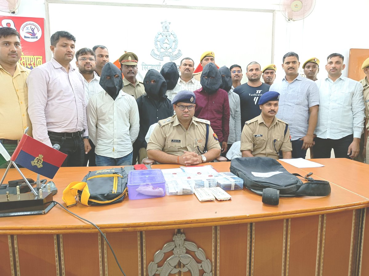 siddharthnagpol's tweet photo. एस0ओ0जी0/सर्विलांस व थाना चिल्हिया पुलिस द्वारा ग्राहक सेवा केन्द्र के संचालक से हुई लूट की घटना का किया सफल अनावरण, 05 शातिर लूटेरे गिरफ्तार । कब्जे से लूट की शत-प्रतिशत धनराशि (45,000), 03 मोटर साइकिल, 02 अदद मोबाइल व 01 अदद तमंचा मय कारतूस आदि बरामद ।
#UPPolice https://t.co/Hhko5c79K1