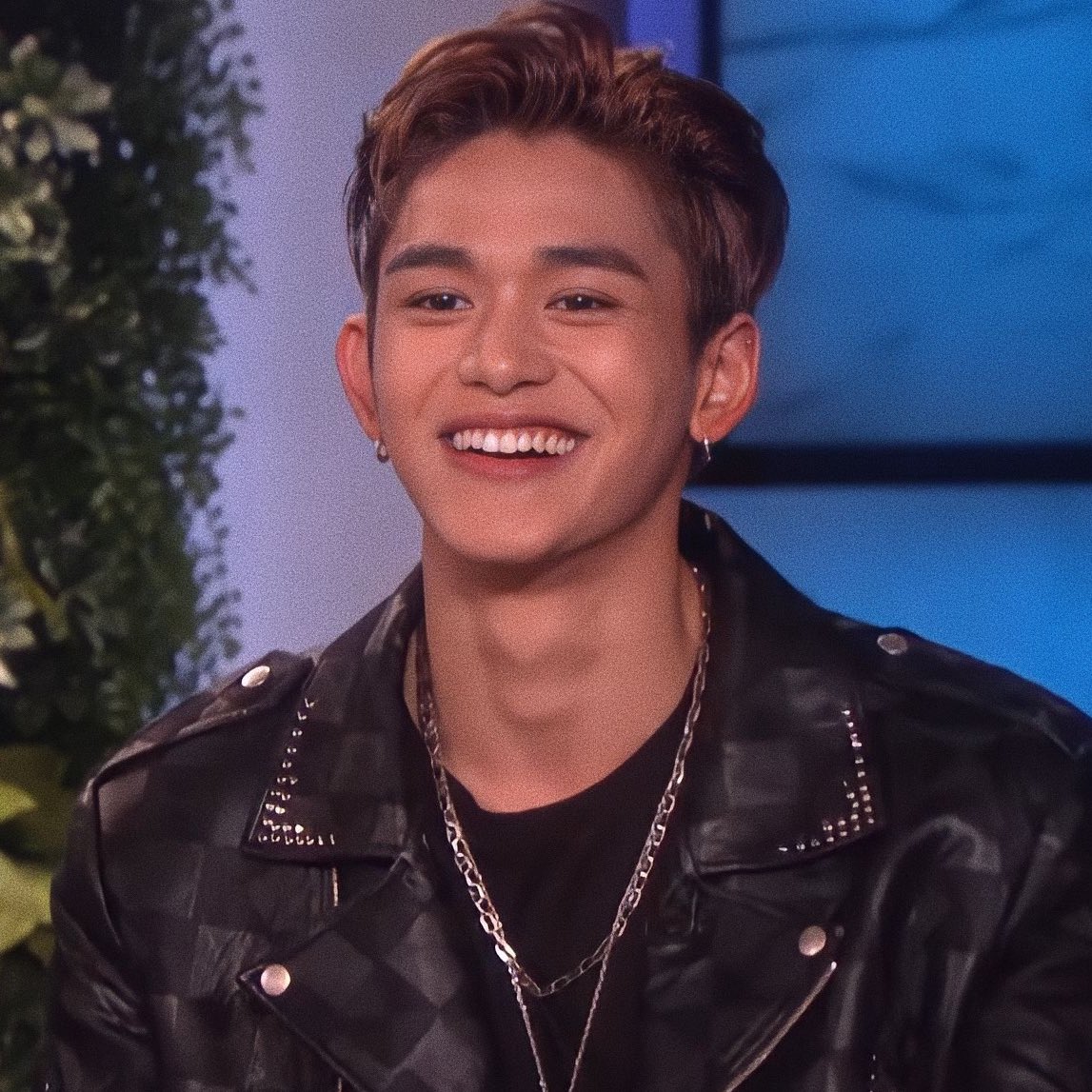 LCSLOOKS's tweet photo. the outfits, the face, the hair, the jewelries and the smile are just chef’s kiss 

#LUCAS https://t.co/7uIJMljZZG