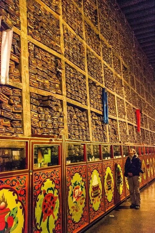 Una biblioteca gigante fue encontrada detrás de una pared de 60 metros de largo y 10 metros de altura, la biblioteca más grande conservada en la historia del planeta. 

Junto con 84 mil manuscritos que incluyen más de 6 mil años de historia en el monasterio Sakia en el Tíbet.