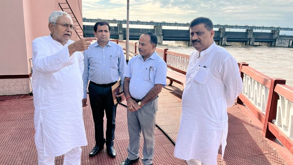BagahaSub's tweet photo. वाल्मिकिनगर बराज का निरीक्षण करते माननीय मुख्यमंत्री. https://t.co/9J7InwewMQ
