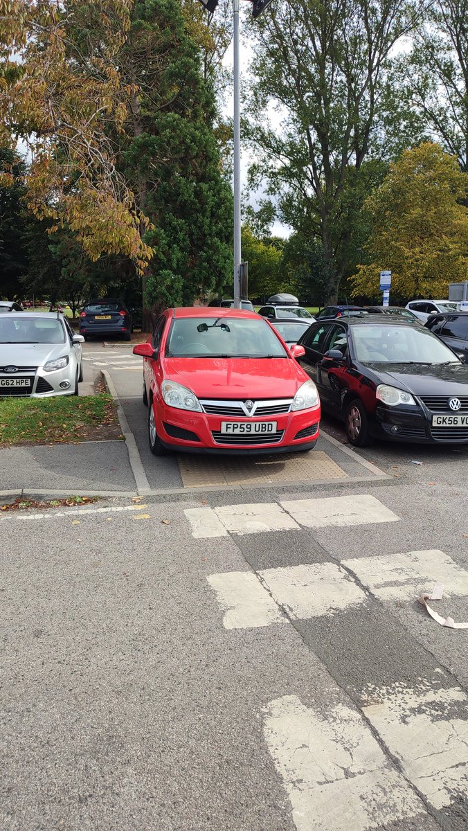 A classic of the genre....couldn't make it harder for wheelchairs at the JR hospital this morning 😫

<a href="/BadlyParkedOx/">Badly Parked Oxford</a>