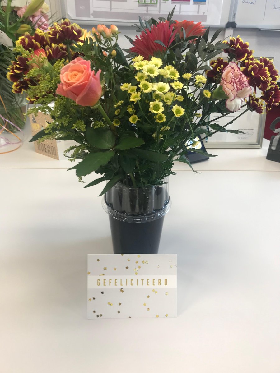 Kom ik terug op kantoor staat er een grote doos op mijn bureau! @vanmeerbenelux Hartelijk dank voor de bos mooie bloemen en leuke kaart. <a href="/GO_College/">GO-College</a> 10 jarig jubileum.