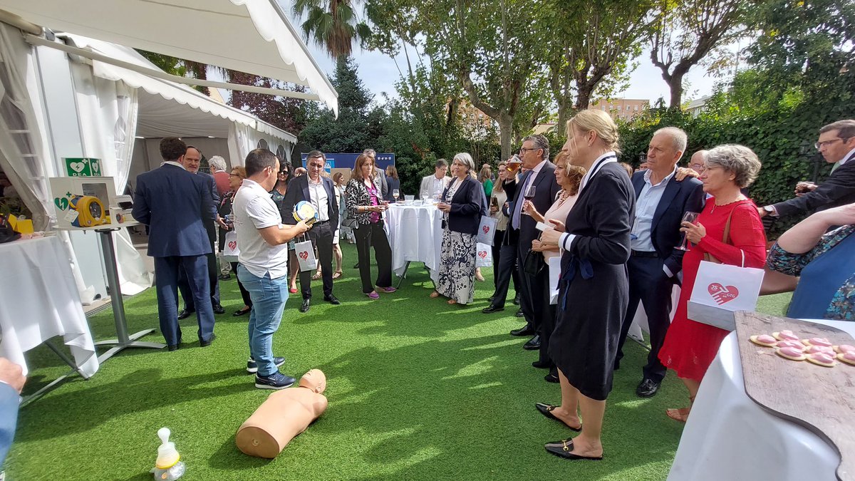 vecinos_con's tweet photo. La importancia de instalar un #desfibrilador en nuestra #comunidaddepropietarios #entregademedallas #eventosconcorazon @CAFMadrid https://t.co/yMxQDjIufK