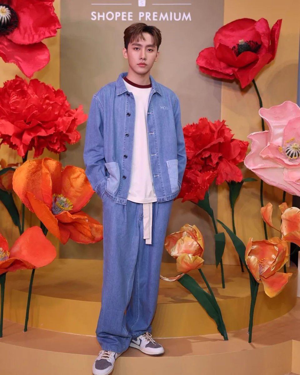 Promise_Siwat's tweet photo. 22.10.07
Cr：marksiwat
Instagram  Update
#MSIWAT
#Shopee1010xThaiDesigner #ShopeePremiumTH #MOOMOOTHINGS #ShopeeTH1010 #Shopee1010แบรนด์ดังปังเต็มสิบ #ShopeeTH #ShopeeTH1010KOL https://t.co/uaYO5jDfbD
