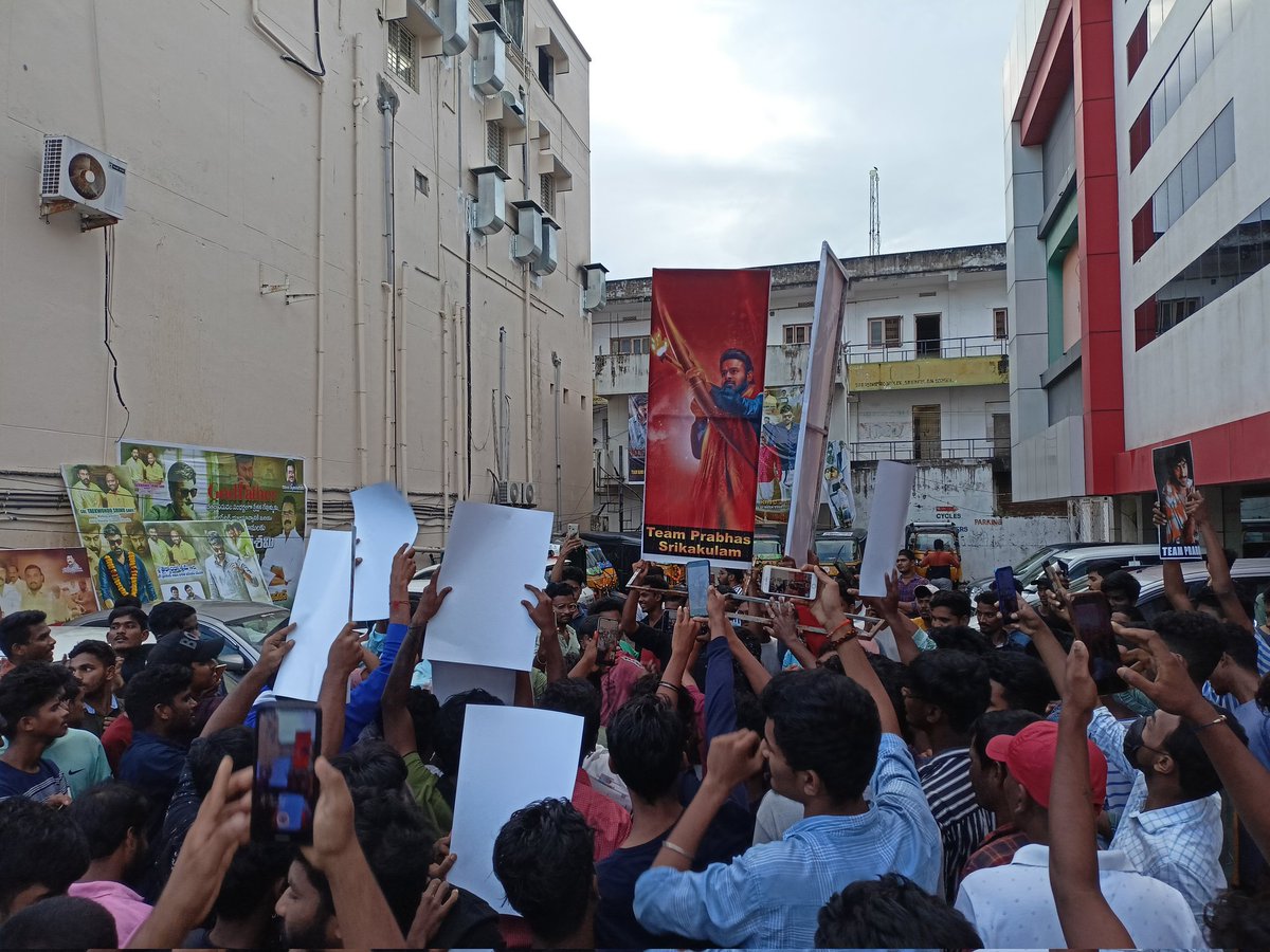 Prabhas_SklmFC's tweet photo. Srikakulam Gadda Rebelstar Adda 💥💥🔥🔥
#Adipurush3DTeaserMania

Ground level lo #Prabhas is The biggest star in India 🔥🔥 https://t.co/M5zTJuyxMc