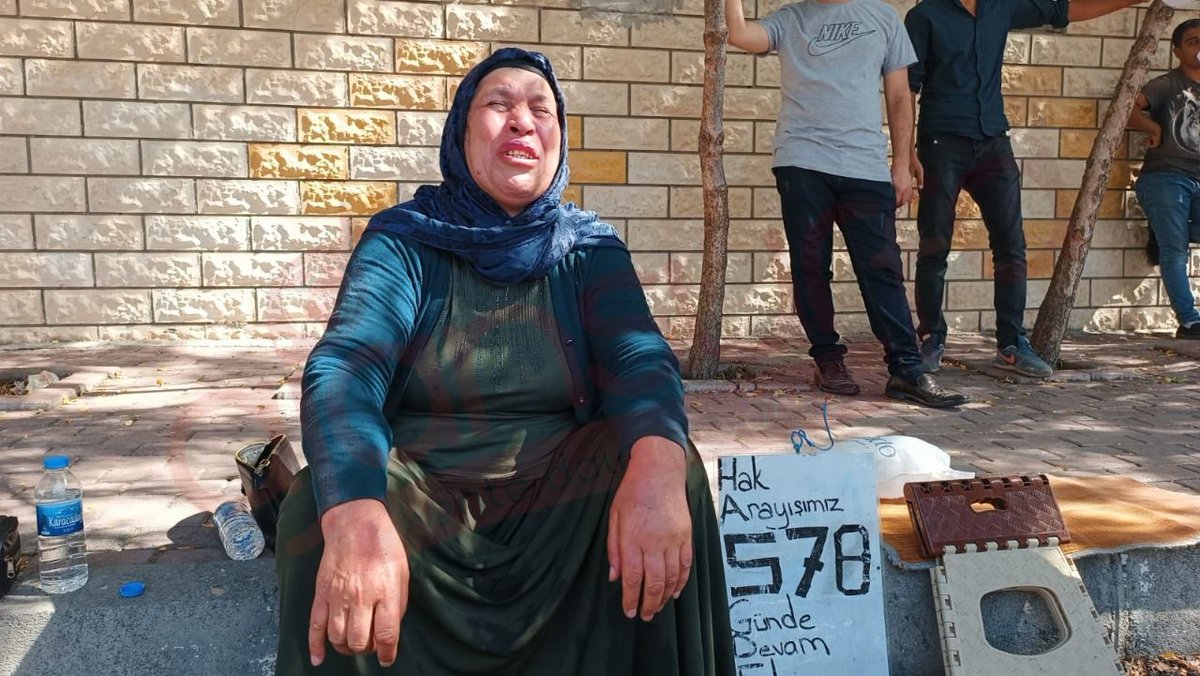 AİLENİN ADALET NÖBETİ KÖŞESİNE MÜDAHALE: EMİNE ŞENYAŞAR KENDİNİ YAKMAK İSTEDİ
urfadipnot.com/?p=14490&previ…