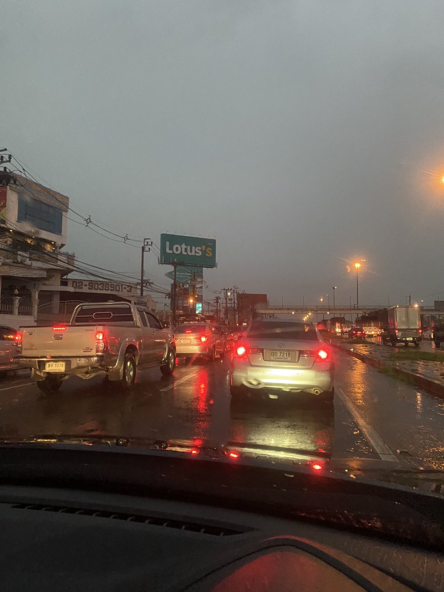 Non92532680's tweet photo. กว่าจะถึงบ้านนนน  🌧️🌪️⛈️
#บางใหญ่
#ซอยแก้วอินทร์ https://t.co/ByaUBYJuUx