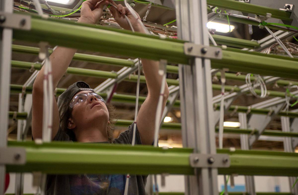 It’s Manufacturing Day! 💪 Our highly skilled teammates make our innovation possible. Our #manufacturing team has access to hands-on training, job shadowing and coaching as they set the standard for excellence. #MFGDay 📸: Ian Coble jobs.boeing.com/manufacturing-…