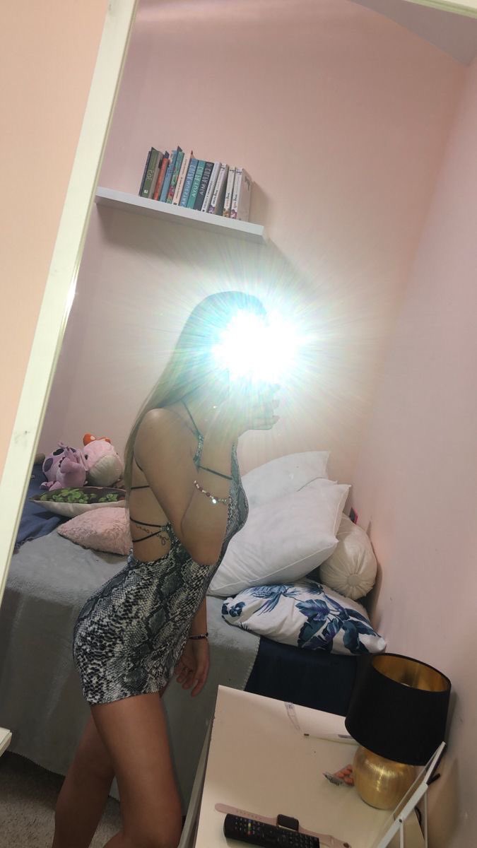 lea_byan's tweet photo. J’enlève ma robe dans vos mp 😁 https://t.co/vK5hyGJGnI