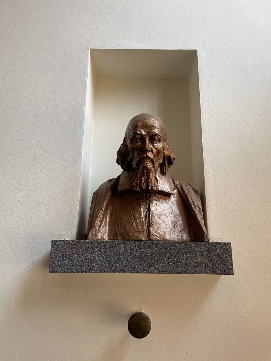 “Vladimíra Iljiče, poslali jsme do…”

Konečně došlo k výměně bust v prostorách university. 

Komenský, Masaryk, Havel a Kára nahradili původní výzdobu ruských kolegů.