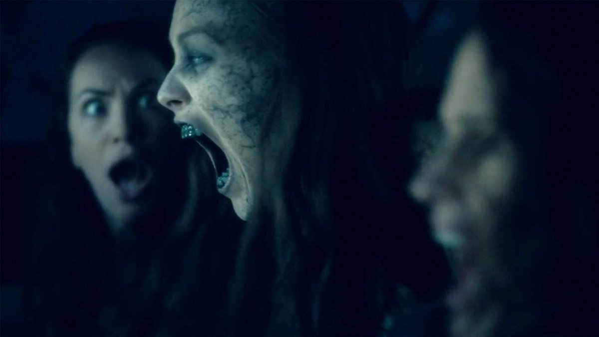 THorror_Lover_'s tweet photo. THE MIDNIGHT CLUB, lo último de Mike Flanagan, ha ganado un récord Guinness ya que uno de sus episodios es el que más jumpscares esconde de la historia de las series de TV. Concretamente son 21 jumpscares. Recordad que desde hoy la primera temporada ya está disponible en Netflix. https://t.co/JWPIQyDYkP