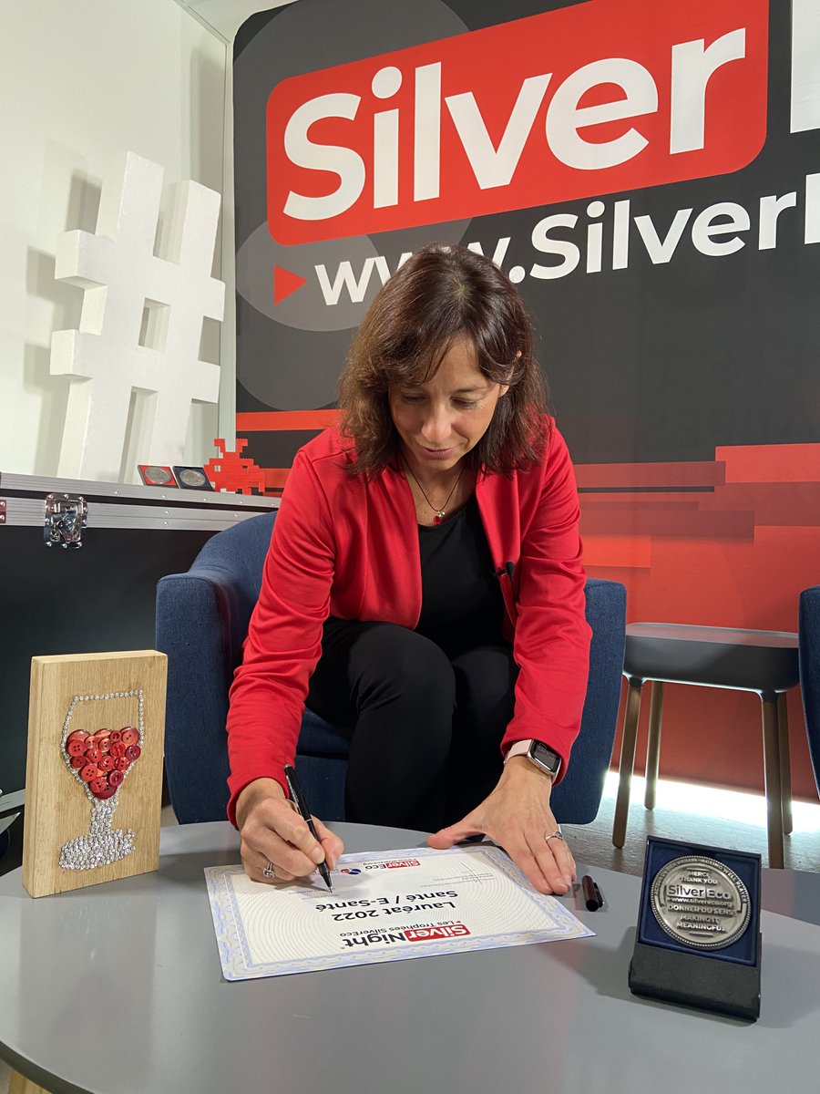 SilverEco_Fr's tweet photo. Laure De Martel responsable marketing de #StimuliTechnology, Lauréat dans la catégorie santé / E-santé était présente dans les locaux #SilverEco pour récupérer son diplôme et son trophée !
L'occasion de faire une petite interview pour le produit Tensi+🎬📽️ https://t.co/s5YU96hGvw