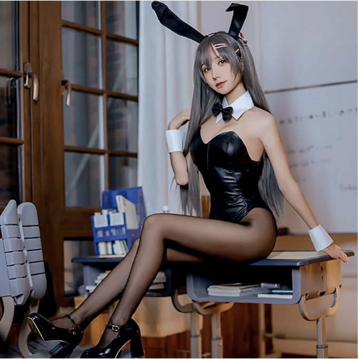 I just wanna say the fact that over 600 of you wanted to see me cosplay this is so twisted and sick. See you Sunday
I would literally rather ask Elise out