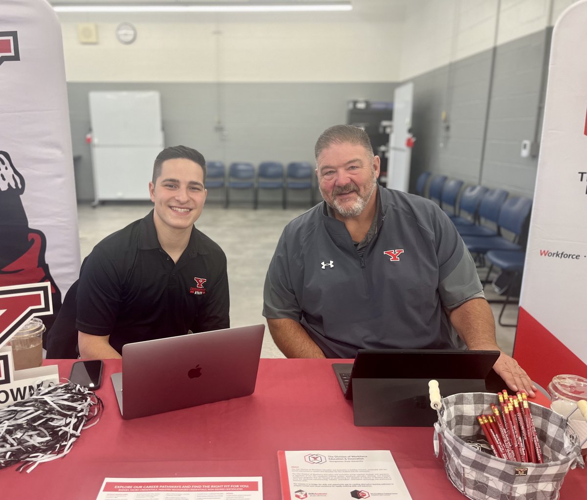 YSU_Workforce's tweet photo. It’s Ohio Manufacturing Day! Youngstown State University’s Excellence Training Center is inspiring students from all over the region to explore the many high tech advanced manufacturing technologies like robotics, and many other areas of advanced manufacturing! #MFGDay22! https://t.co/Xyw8Q5b3Ir