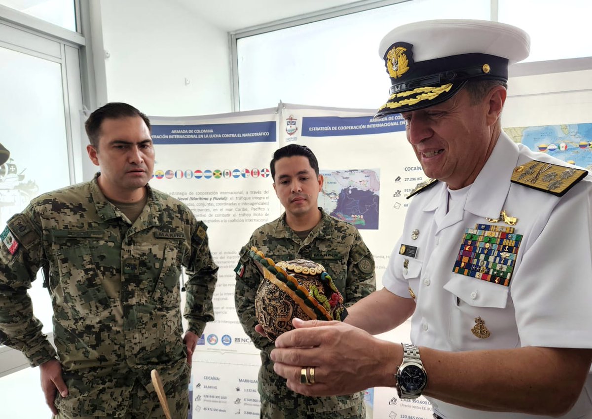 FNC_ArmadaCol's tweet photo. #Destacado⚓️El señor Valm. Francisco Cubides, @COMANDANTE_ARC visitó el #CMCON en #Cartagena, donde saludó a los tripulantes enlace de diferentes países en el marco de la #IntegraciónMultinacional y reconoció el trabajo de los #MarinosdeColombia en la #LuchaContraElNarcotráfico. https://t.co/WpVMmbJ75q