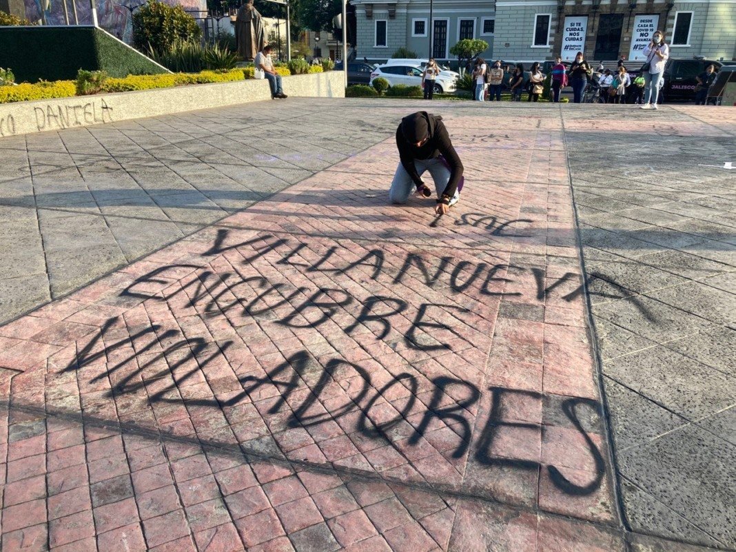 AlondraParraG's tweet photo. pero no hacen caso a las miles de veces en que las morras alzamos la voz y gritamos para que hicieran algo para parar el acoso que se vive al interior de los planteles, en este hilo les dejo las evidencias que existen respecto al profesor https://t.co/Q6Mr1wW6BX