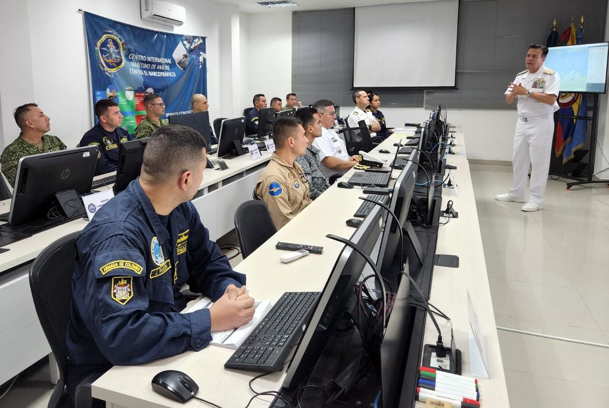 FNC_ArmadaCol's tweet photo. #Destacado⚓️El señor Valm. Francisco Cubides, @COMANDANTE_ARC visitó el #CMCON en #Cartagena, donde saludó a los tripulantes enlace de diferentes países en el marco de la #IntegraciónMultinacional y reconoció el trabajo de los #MarinosdeColombia en la #LuchaContraElNarcotráfico. https://t.co/WpVMmbJ75q