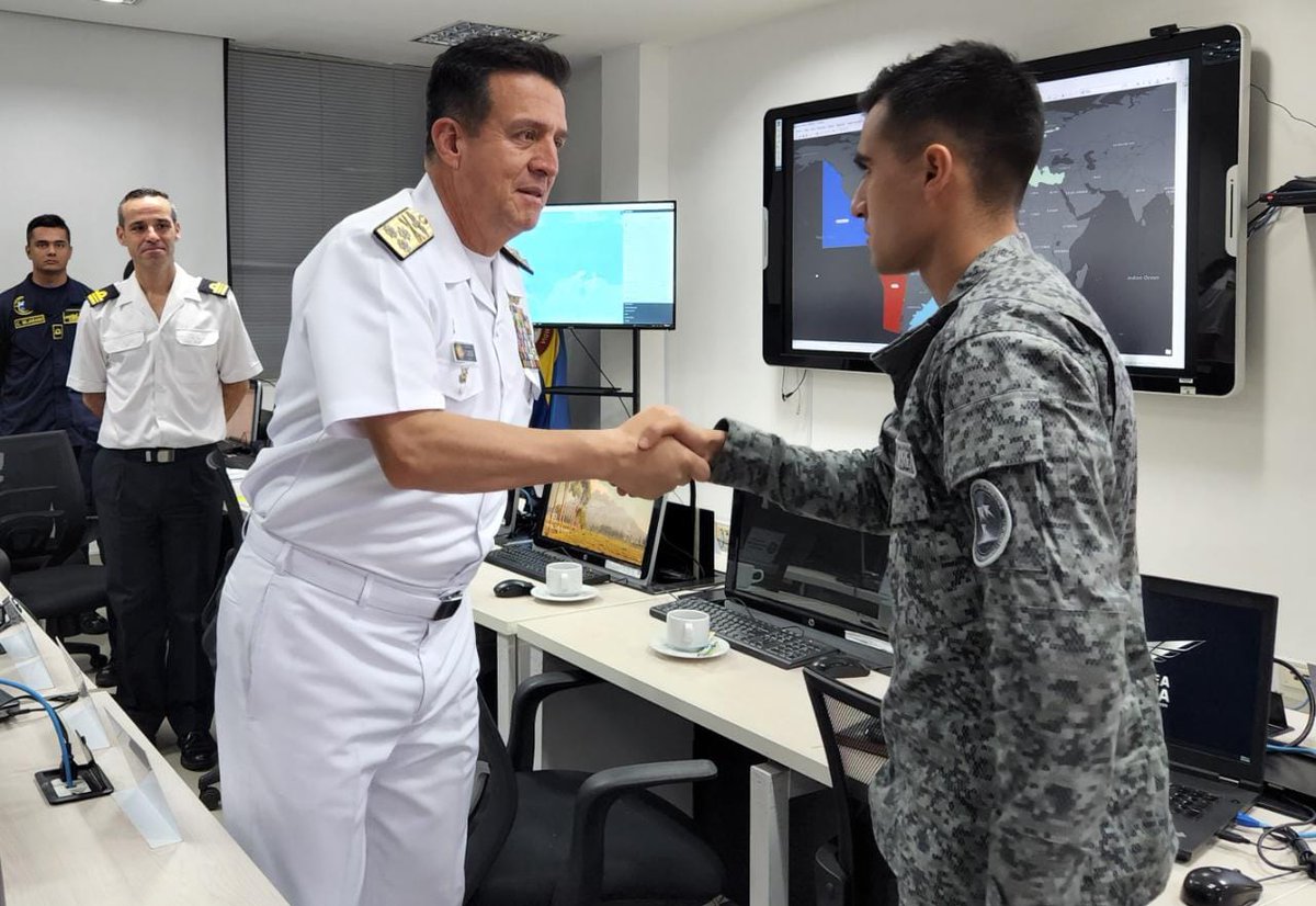 FNC_ArmadaCol's tweet photo. #Destacado⚓️El señor Valm. Francisco Cubides, @COMANDANTE_ARC visitó el #CMCON en #Cartagena, donde saludó a los tripulantes enlace de diferentes países en el marco de la #IntegraciónMultinacional y reconoció el trabajo de los #MarinosdeColombia en la #LuchaContraElNarcotráfico. https://t.co/WpVMmbJ75q
