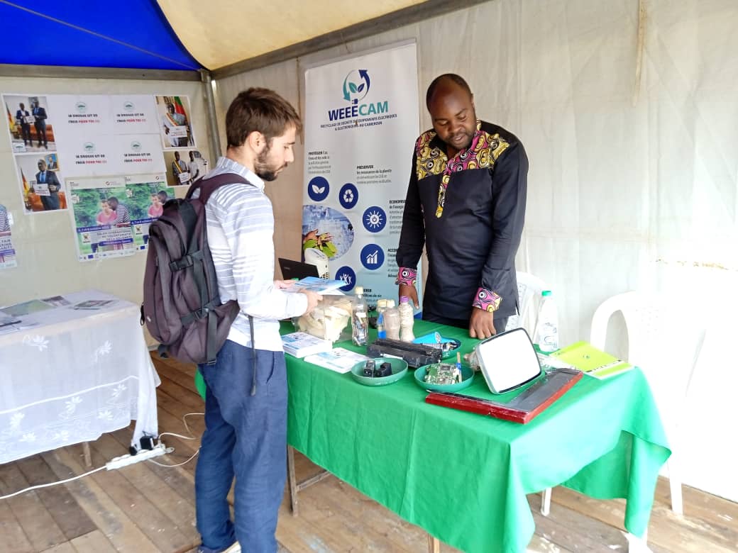 Solid_Techn's tweet photo. 2ème journée au #SalonInternationalduVolontariatetdelaSolidarité validée ! 
Nous serons encore au Palais des Sports de Yaoundé toute la journée de demain pour échanger avec vous sur l'importance du traitement des #DéchetsElectroniques pour la #ProtectiondelEnvironnement ! https://t.co/8imGDg9Eez