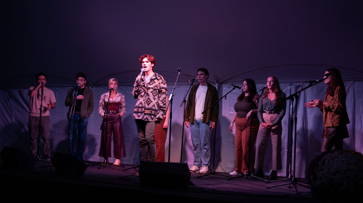 ConnCollege's tweet photo. A cappella is one of Conn's oldest traditions. At #CCFallWeekend, the College's a cappella groups performed for a full house of parents, families, and friends. ππΆ #CamelsDo #ConnColl
πΈ Sebastian Chiquillo β23 https://t.co/l1ZeJfnFTn